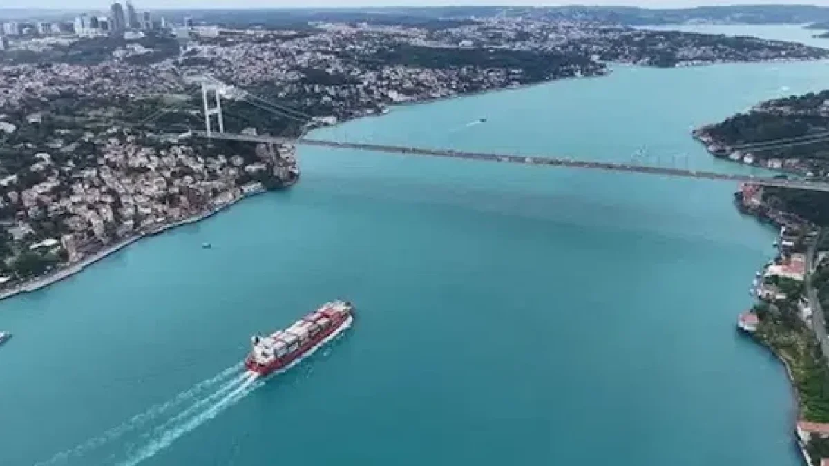 İstanbul Boğazı'nda gemi trafiği geçici olarak askıya alındı
