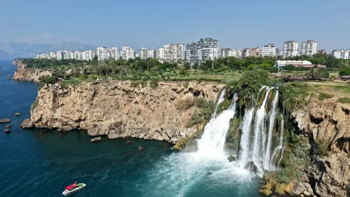Antalya’da turistlerin gözdesi: Düden Şelalesi